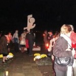 Amici del GLR intorno alla statua dedicata a Pasolini