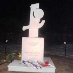 La statua di Mario Rosati e i nostri fiori