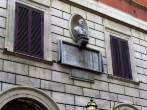 La lapide sulla casa dove nacque Angelo Brunetti in via di Ripetta