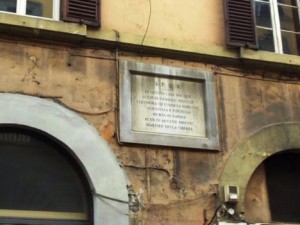 La lapide dove è nata Eleonora Fonseca Pimentel in via di Ripetta