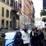 Camminiamo per via di Ripetta per aprire le bandiere
