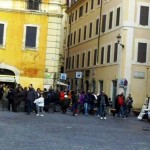 Ci raduniamo in Piazza di Pietra. In fondo l'Albergo Cesàri.