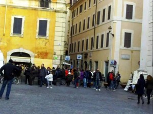 Ci raduniamo in Piazza di Pietra. In fondo l'Albergo Cesàri.