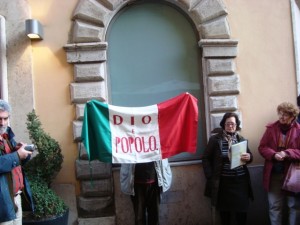 La bandiera della Repubblica Romana davanti all'albergo Cesàri
