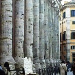 Lo splendido Hadrianeum in piazza di Pietra costruito nel 145 d.C.