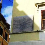 La lapide sul palazzo