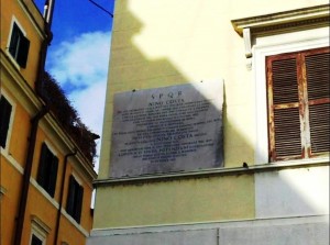 La lapide sul palazzo