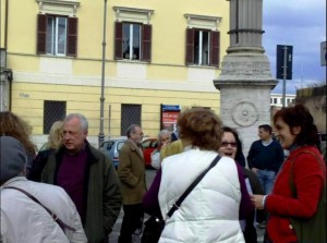 In attesa nella piazza