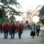 In cammino. Sullo sfondo l'Arco dei 4 venti