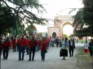 In cammino. Sullo sfondo l'Arco dei 4 venti