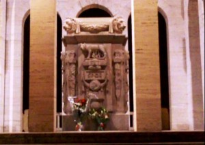 L'Ara dei Caduti al Sacrario