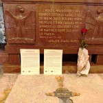 La nostra Rosa e i nostri testi davanti alla tomba di Mameli, giugno 2019